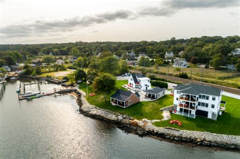 Harbor view landing - Harbor View Landing is located in the historic town of Mystic, CT. The property is situated on one end of Willow Point, just a half mile outside of the downtown area. Our property consists of 4 waterfront cottages and 2 multi-unit homes.